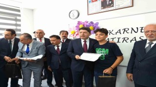 Bakan Tunç, çocukların karne heyecanına ortak oldu