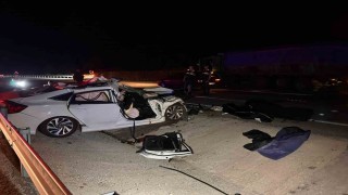 Balıkesirde arefe günü kazayla başladı: Kamyona çarpan otomobilde 2 kişi hayatını kaybetti