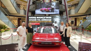 Barış Mançonun kırmızı spor otomobili ziyaretçileriyle buluştu