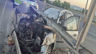 Bariyere çarpan otomobil hurdaya döndü
