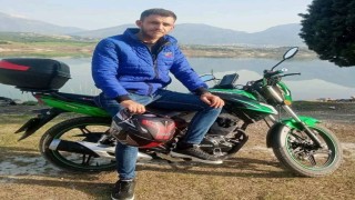 Bariyerlere çarpan genç motosiklet sürücüsü hayatını kaybetti