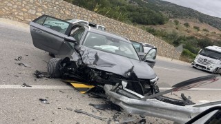 Bariyerlere çarpan otomobildeki 8 kişi yaralandı
