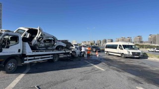 Başakşehirde hafif ticari araç, karşı yöndeki otomobile çarptı: 1i ağır 2 yaralı