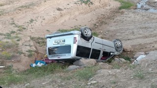 Başkalede kamyonet dereye uçtu: 2 yaralı