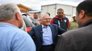 Başkan Büyükkılıçtan Mimarsinan Kurban Pazarında sıkı pazarlık ve samimi buluşma