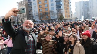 Başkan Çolakbayrakdar: Evlatlarımızın geleceğine ışık tutuyoruz