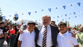 Başkan Palancıoğlu, karne alan öğrencilerin heyecanına ortak oldu