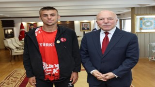 Başkan Sekmen şampiyon atleti kutladı