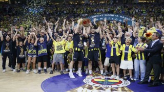 Basketbol Süper Liginde şampiyon Fenerbahçe Beko kupasını aldı
