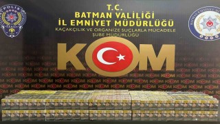 Batmanda bir otomobilde bin 300 paket kaçak sigara ele geçirildi
