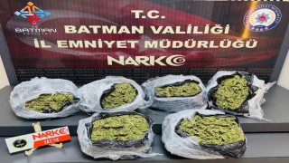 Batmanda kilim arasına zulalanmış 5 kilo skunk ele geçirildi: 1 tutuklama