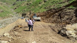 Batmanda kış sonrası köy ve mezra yollarında onarım ve genişletme çalışmaları başlatıldı
