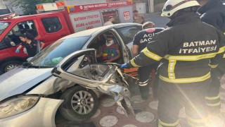 Batmanda otomobillerin çarpışması sonucu sıkışan sürücü kurtarıldı