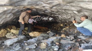 Batmanda sıcaktan bunalan vatandaşlar soluğu kar tünellerinde alıyor