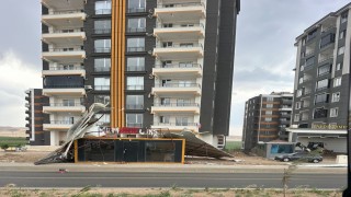 Batmanda şiddetli rüzgar çatı panellerini uçurdu