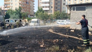 Batmanda terk edilmiş araçlar alev alev yandı, tır son anda kurtarıldı