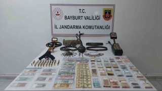 Bayburt merkezli 13 ilde kaçakçılık operasyonu: Tarihi eserler ve sahte paralar ele geçirildi