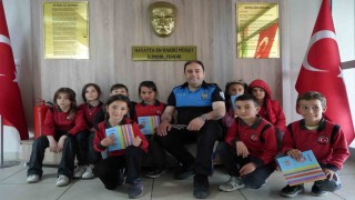 Bayburt polisi öğrencileri bilgilendirmeye devam ediyor