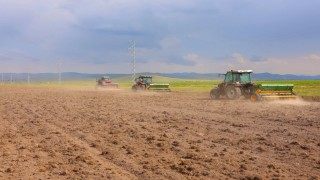 Bayburtta 300 dekar mera alanında ekim ve gübreleme çalışması yapıldı