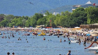 Bayramda Erdeke ziyaretçi akını, sahiller tıklım tıklım