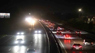 Bayramın bitmesini beklemeyenler otoyolda akıcı yoğunluk oluşturdu