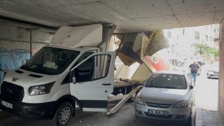 Bayrampaşada kamyonet alt geçide sıkıştı