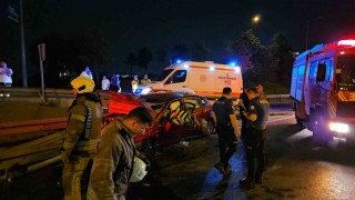 Bayrampaşada kontrolden çıkan otomobil bariyerlere saplandı