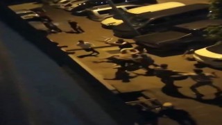 Bayrampaşada sandalyelerle birbirlerine öldüresiye saldırdılar: O anlar kamerada