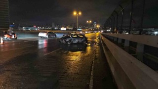 Bayrampaşada yayaya çarpmamak için bariyerlere vuran araç alev alev yandı