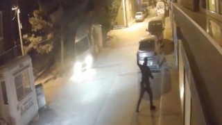 Bekçiden kaçarken panoya vuran ve havalanan araç güvenlik kamerasında