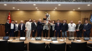 Belediye Meclisine basketbol takımının şampiyonluğun simgesi olan kupa damgası vurdu