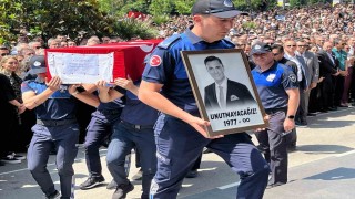 Belediye önüne Başkan Zeyreke acı veda