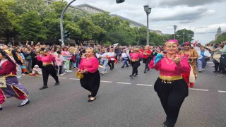 Berlin Kültürler Karnavalında renkli görüntüler