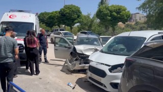 Besnide iki otomobil çarpıştı: 3 yaralı
