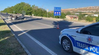 Beton mikseri ile çarpışan otomobil karşı şeride geçerek ters döndü: 4 yaralı