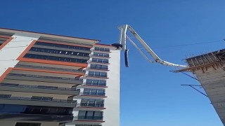 Beton pompasının üzerinde metrelerce yüksekliğe çıkan işçi, adeta ölüme meydan okudu