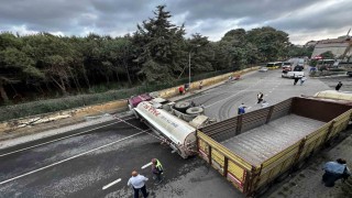 Beykozda su tankeri geri manevra yaparken devrildi: 1 yaralı