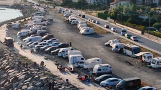 Beylikdüzü sahilde karavan kaosu dron ile görüntülendi