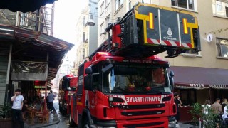 Beyoğlunda 7 katlı iş yerinde korkutan yangın