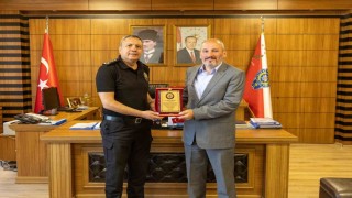 Bilecikte emekliye ayrılan polis memuruna plaket