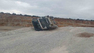 Bilecikte kum yüklü kamyon devrildi