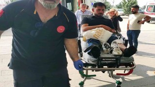 Bilettiği bıçakla koşarken çarptığı adamı yaraladı