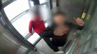 Bindiği asansörün kabin kasetine tekme atarak kırdı