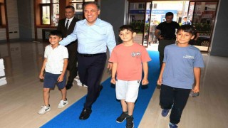 Bingöl Valisi Usta, çocukları makam arabasına aldı, makamında ağırladı