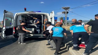 Bingölde otomobil elektrik direğine çarptı: 2 yaralı