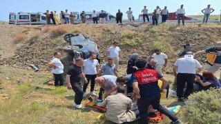 Bingölde otomobil şarampole devrildi: 4 yaralı