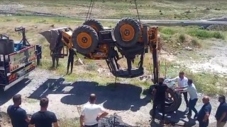 Bitliste iş makinesi kaza yaptı: 1 yaralı