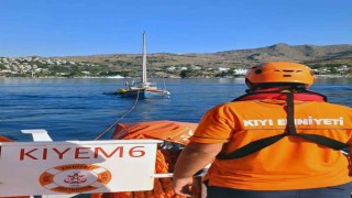 Bodrumda arızalanan ve içinde 2 kişi bulunan tekne KIYEM ekiplerince kurtarıldı