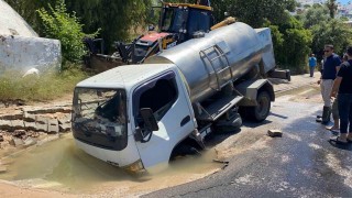 Bodrumda isale hattı patladı, tanker çukura düştü