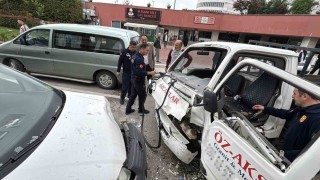Boluda kafa kafaya çarpışan kamyonet ile hafif ticari araçtaki 3 kişi yaralandı